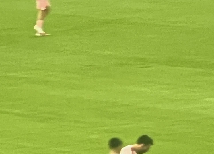 主教练在场边指挥比赛的赛场实拍(战术重构的时间成本)